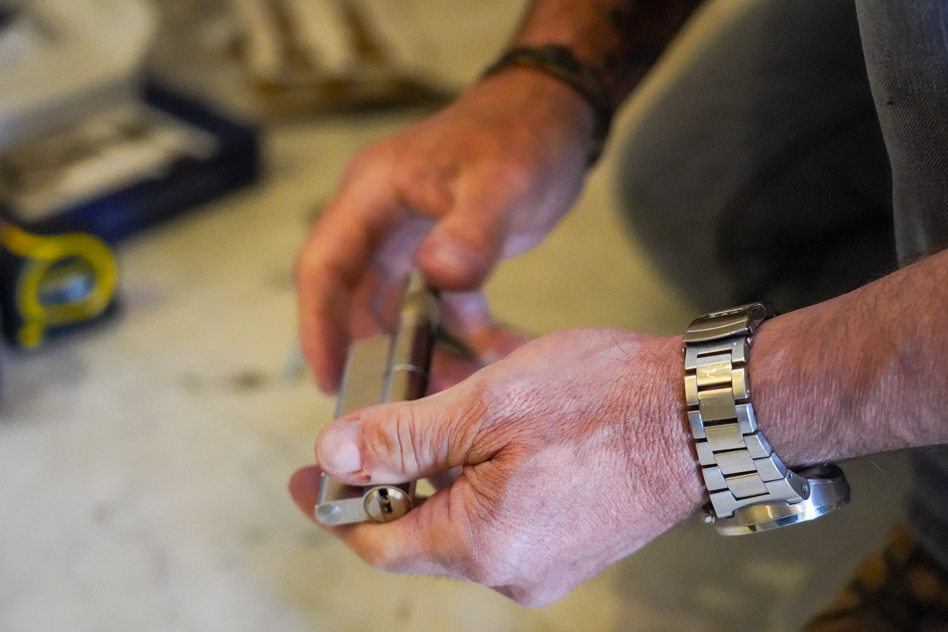 Cilinderslot vervangen door Polderse Sloten Slotenmaker controleert en vervangt een cilinderslot voor een veilige en betrouwbare werking van de deur.