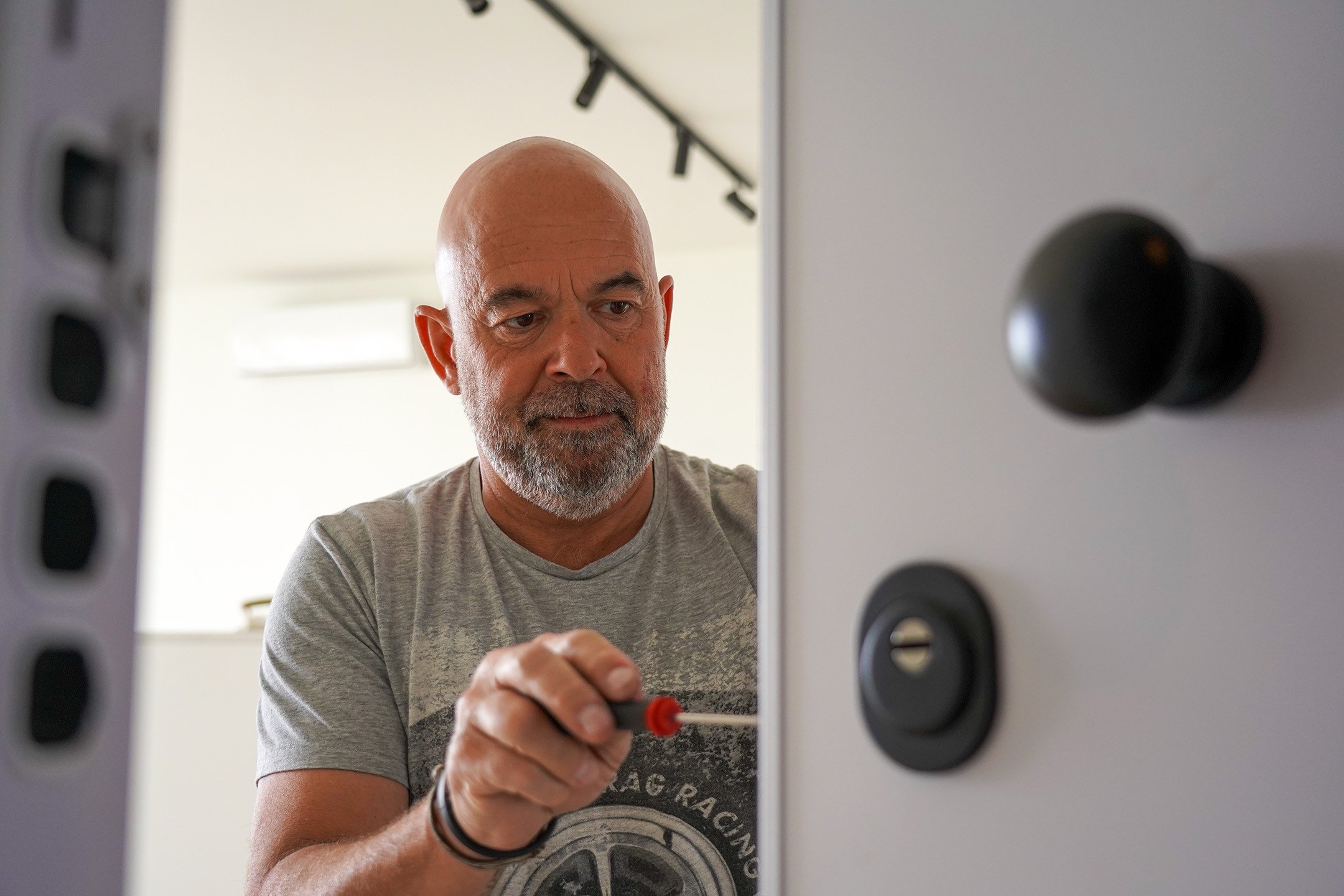 Slotenmaker voert interventie uit aan deur Dimitri Van de Merlen van Polderse Sloten voert een professionele interventie uit aan een deur en slot.