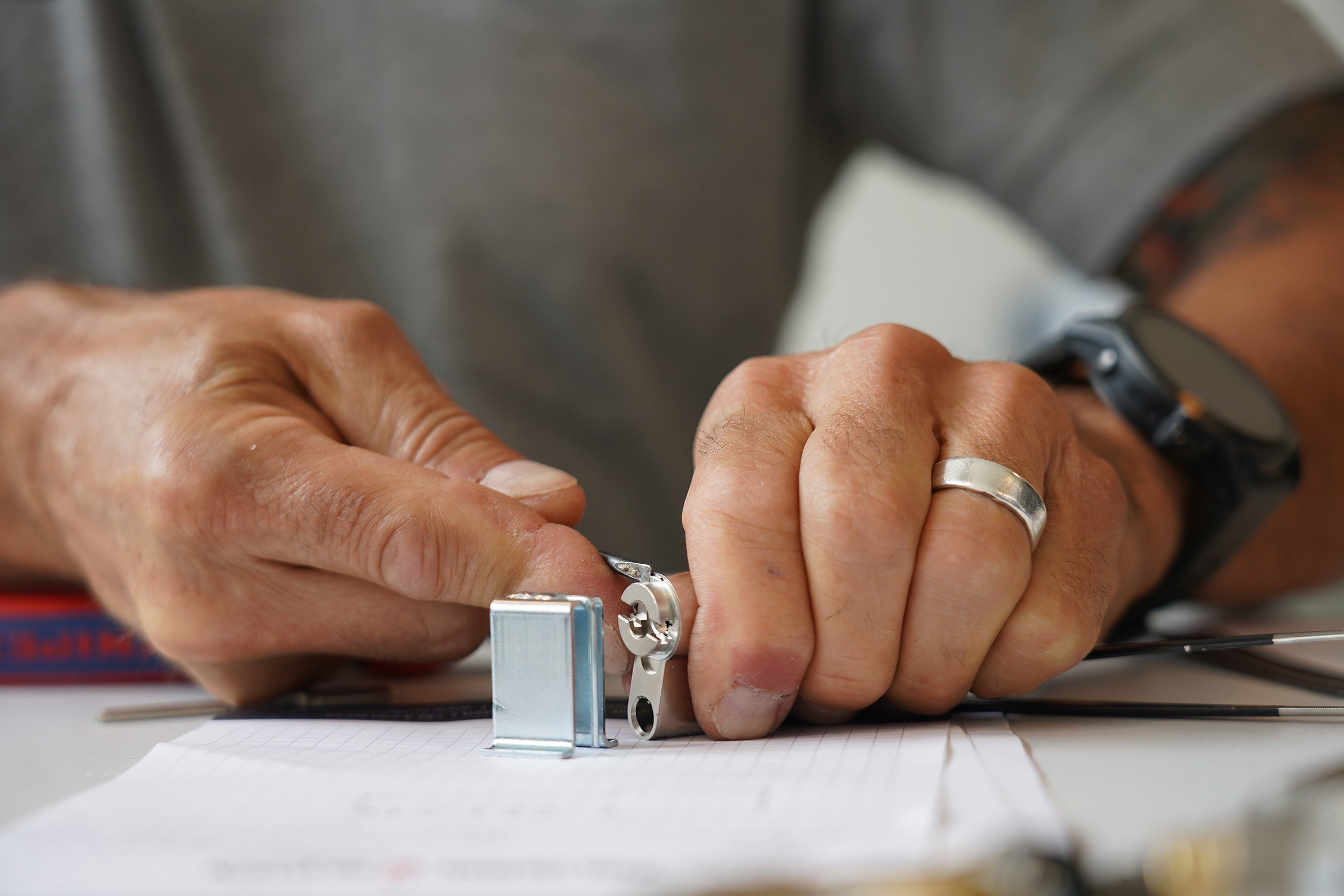 Slotenmakerij en herstelling van cilindersloten Slotenmaker aan het werk aan een cilinderslot voor professionele herstelling, vervanging en beveiliging van deuren.