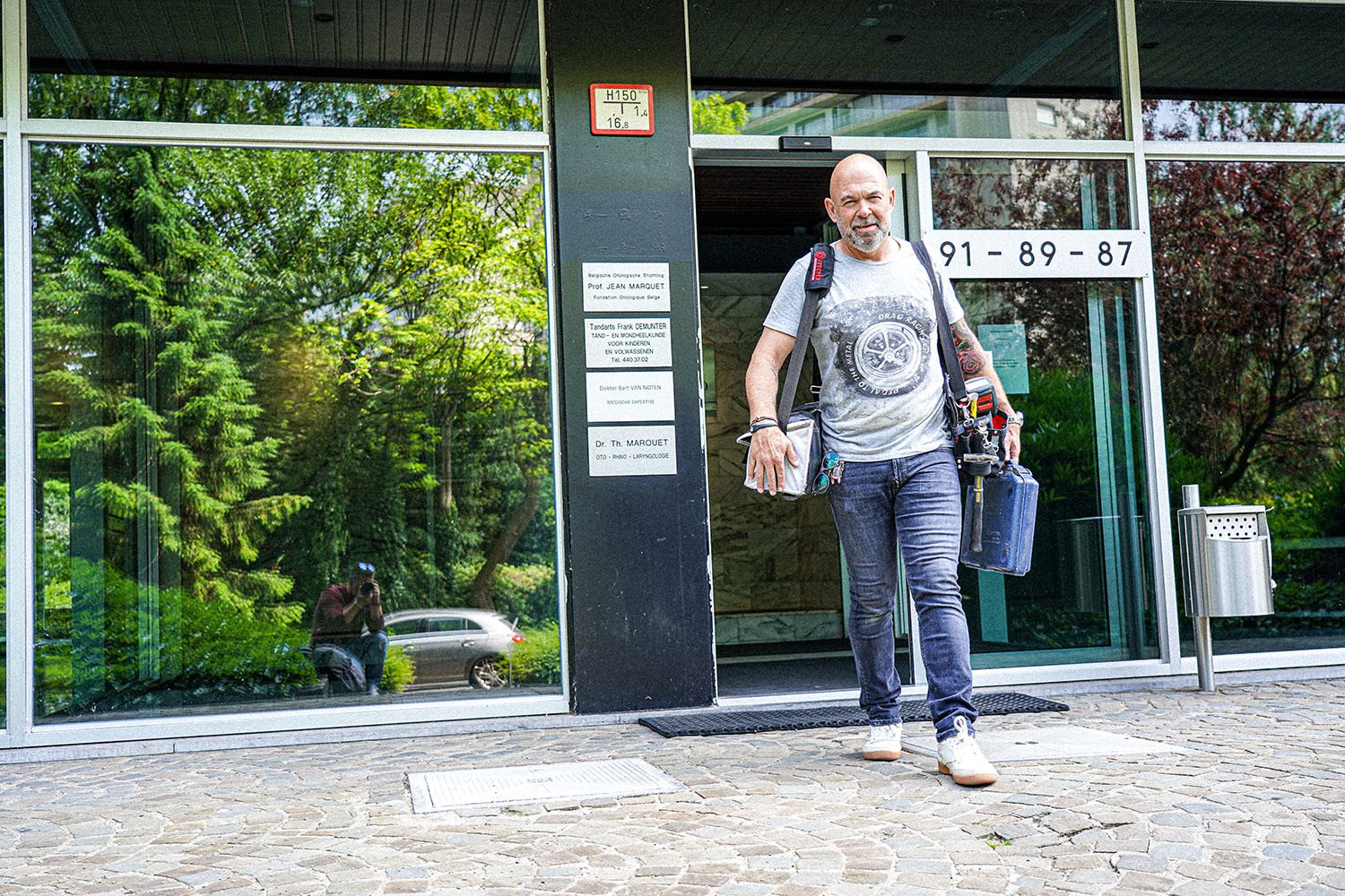 Dimitri Van de Merlen van Polderse Sloten op locatie met zijn gereedschap, klaar voor een professionele interventie.