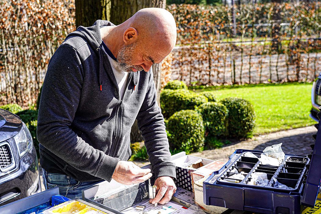 Dimitri Van de Merlen van Polderse Sloten bereidt op locatie een interventie voor met professioneel gereedschap en slotenmateriaal.