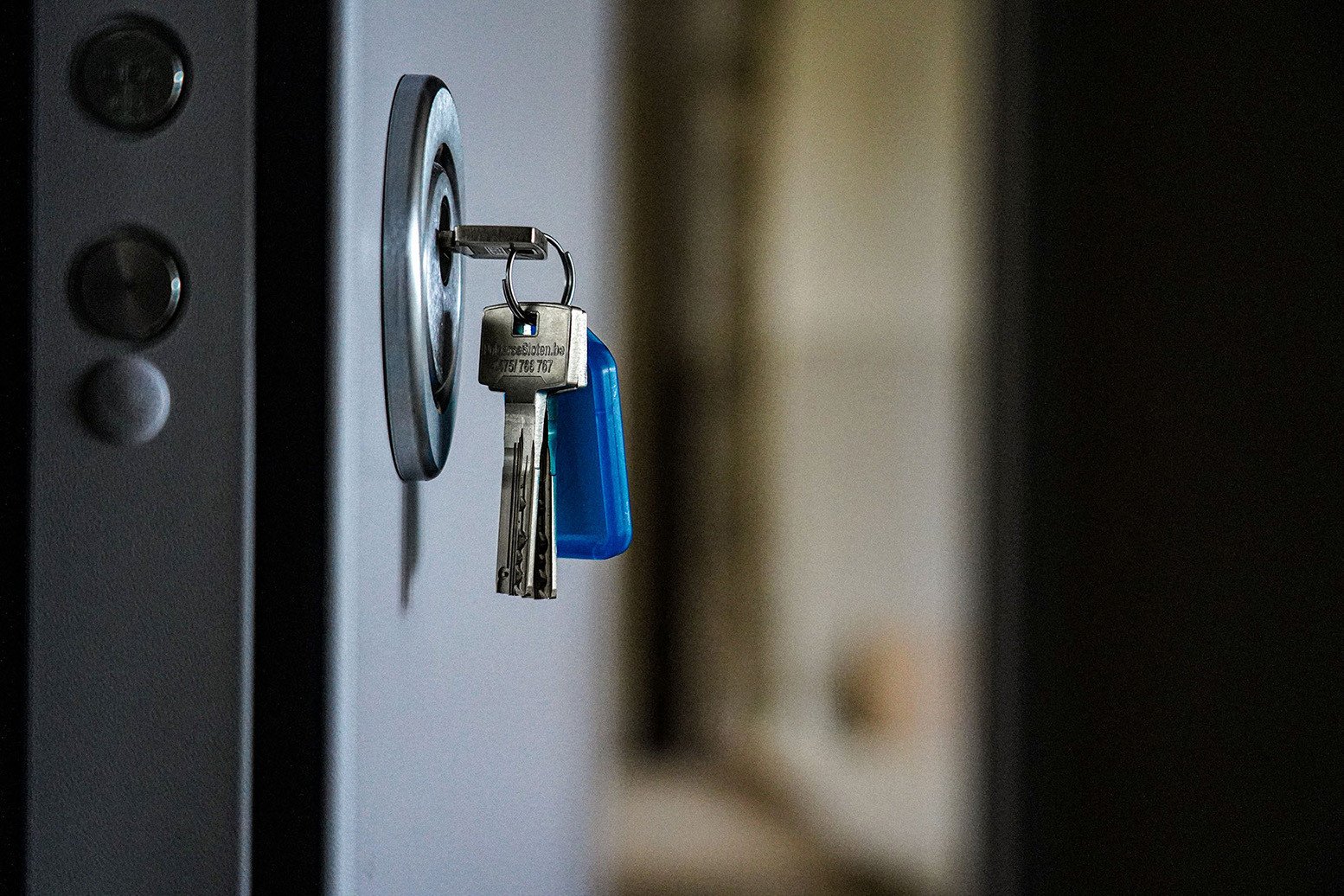 Sleutel in een veiligheidsslot, als illustratie van professionele sloten, sleutelservice en inbraakbeveiliging door Polderse Sloten.