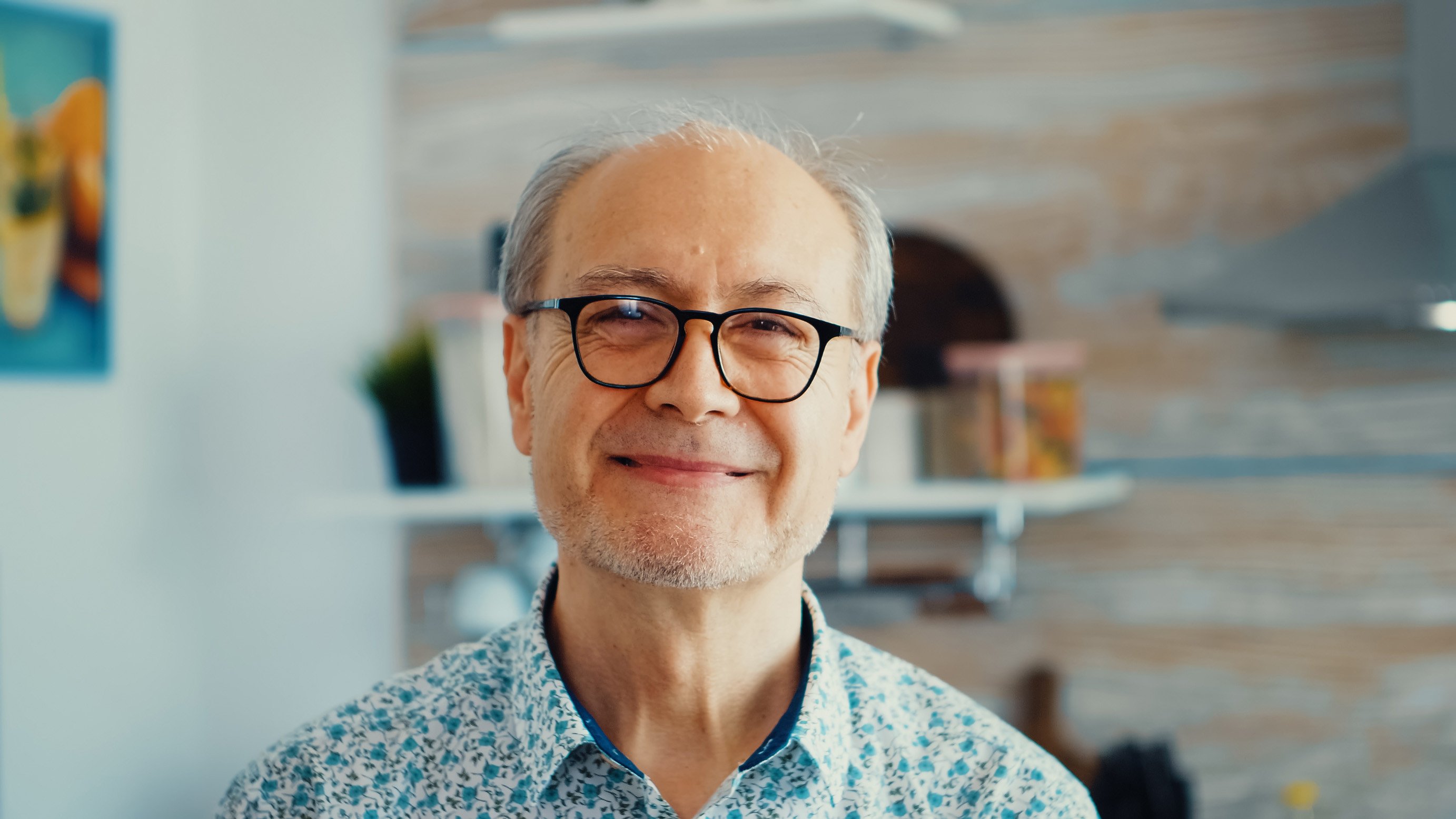 Portret van een tevreden klant van Polderse Sloten na een professionele service voor sloten, veiligheid en beveiliging.